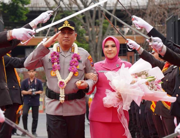 Tradisi Pedang Pora Sambut Kombes Pol Danang Resmi Jabat Kapolresta Malang Kota
