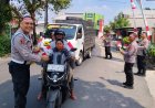 Polres Lamongan Berbagi 2.000 Bendera Merah Putih, Semarakkan HUT Ke-81 Kemerdekaan RI