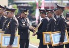 Semarak HUT ke-81 RI, Polda Jatim Gelar Upacara dan Beri Penghargaan Kepada Personel dan Masyarakat Berprestasi