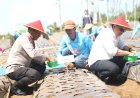 Dukung Swasembada Pangan, Polda Jatim dan Petani Tanam Bawang Putih Serentak