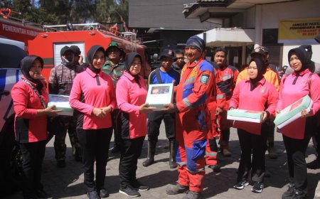 Polres Probolinggo dan Bhayangkari Salurkan Bantuan untuk Relawan Karhutla TNBTS di Bromo