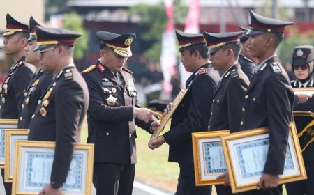 Semarak HUT ke-81 RI, Polda Jatim Gelar Upacara dan Beri Penghargaan Kepada Personel dan Masyarakat Berprestasi