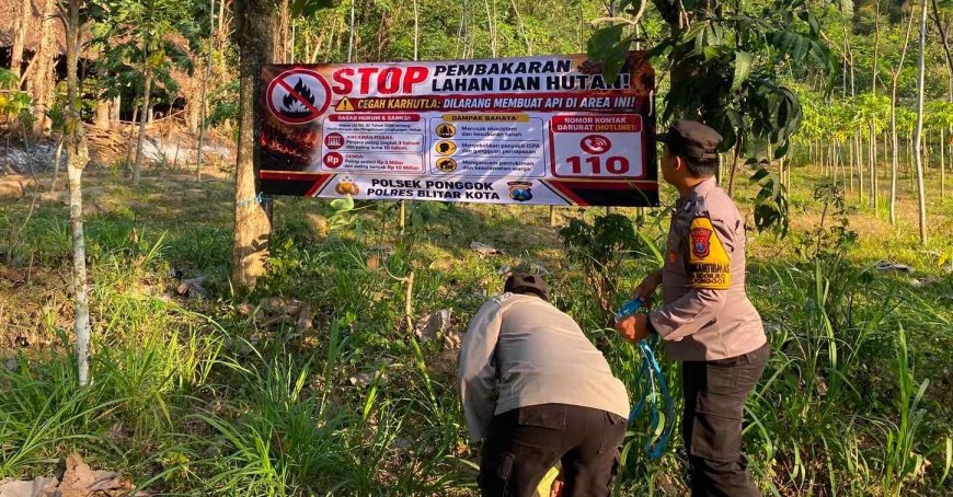 Polres Blitar Kota Edukasi Warga dan Pasang Banner Cegah Karhutla di Lereng Gunung Pegat