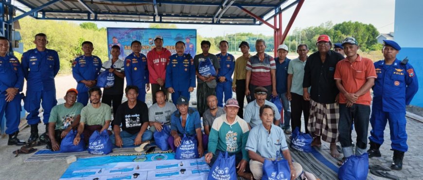 Berbagi Sembako, Ditpolairud Polda Jatim Sambang Nusa ke Pulau Mandangin, Ajak Nelayan Jaga Kamtibmas