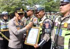Hari Lalu Lintas Bhayangkara ke-71, Kapolresta Banyuwangi Beri Penghargaan Kepada Personel Berprestasi