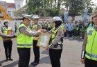 Dirlantas Polda Jatim Serahkan Penghargaan Kepada Personel Satlantas Polresta Banyuwangi di Hari Lalu Lintas Bhayangkara ke 71 Tahun 2026