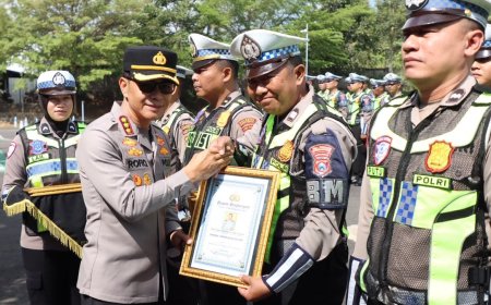 Hari Lalu Lintas Bhayangkara ke-71, Kapolresta Banyuwangi Beri Penghargaan Kepada Personel Berprestasi