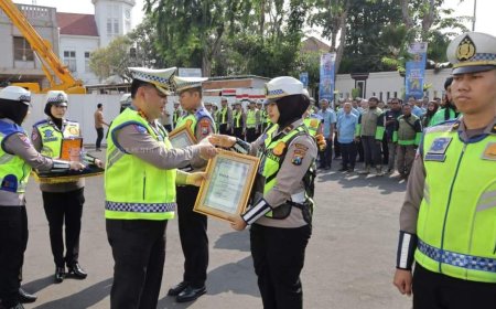 Dirlantas Polda Jatim Serahkan Penghargaan Kepada Personel Satlantas Polresta Banyuwangi di Hari Lalu Lintas Bhayangkara ke 71 Tahun 2026