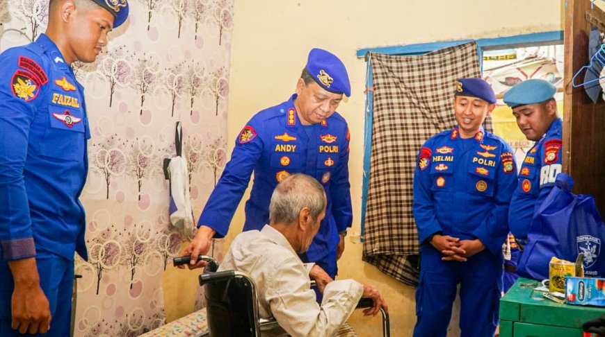 Polairud Polda Metro Jaya Bantu Kursi Roda dan Sembako untuk Warga Jakarta Utara