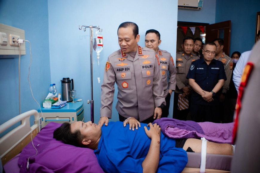 Kapolda Didampingi Waka Polda  Metro Jaya Besuk Tiga Polisi yang Cedera Saat Bertugas di RS Polri