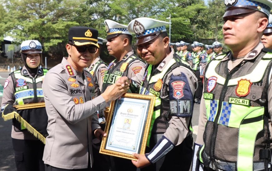 Hari Lalu Lintas Bhayangkara ke-71, Kapolresta Banyuwangi Beri Penghargaan Kepada Personel Berprestasi